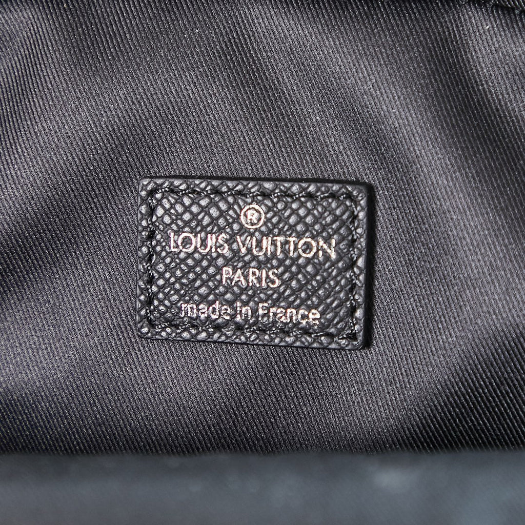 AVENUE SLINGBAG 31 IN BLACK TAIGA LEATHER