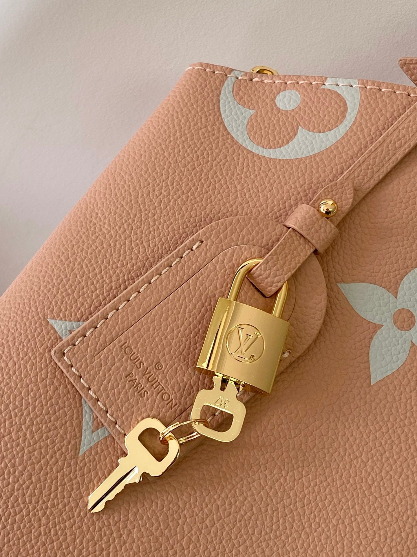 PETIT PALAIS PM MEDIUM SHOULDER BAG 29 IN PINK EMBOSSED COWHIDE GOLD-TONE HARDWARE