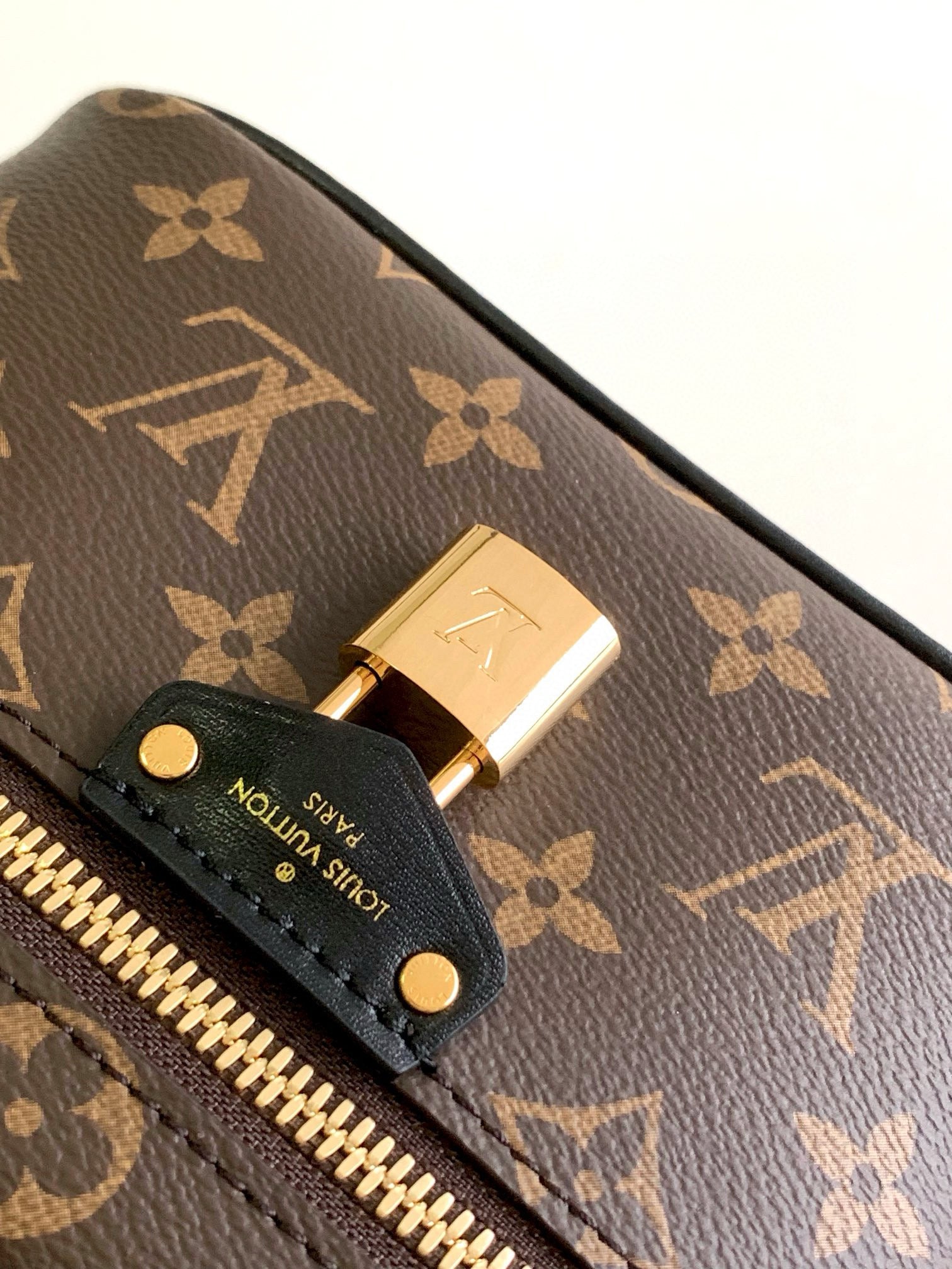 VANITY CHAIN POUCH 19 MONOGRAM REVERSE CANVAS