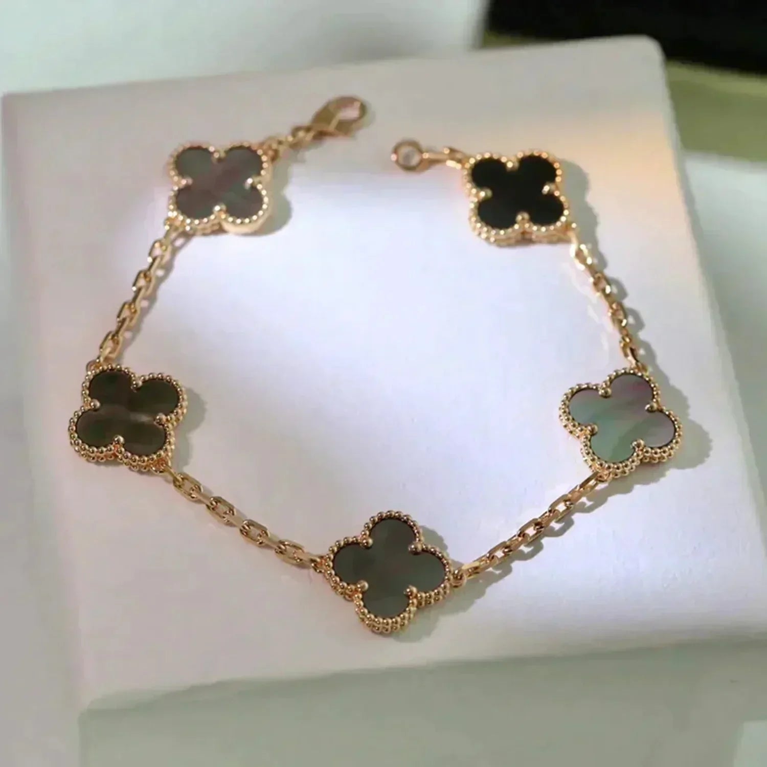 CLOVER 5 MOTIF GRAY MOP BRACELET COLLECTION