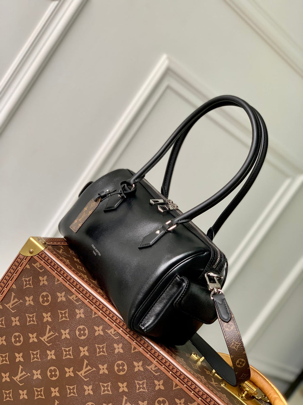 SPEEDY CARGO VIBE 28 IN BLACK LAMBSKIN MONOGRAM LOGO TAG