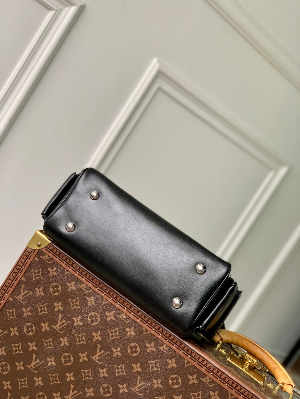 SPEEDY CARGO VIBE 28 IN BLACK LAMBSKIN MONOGRAM LOGO TAG