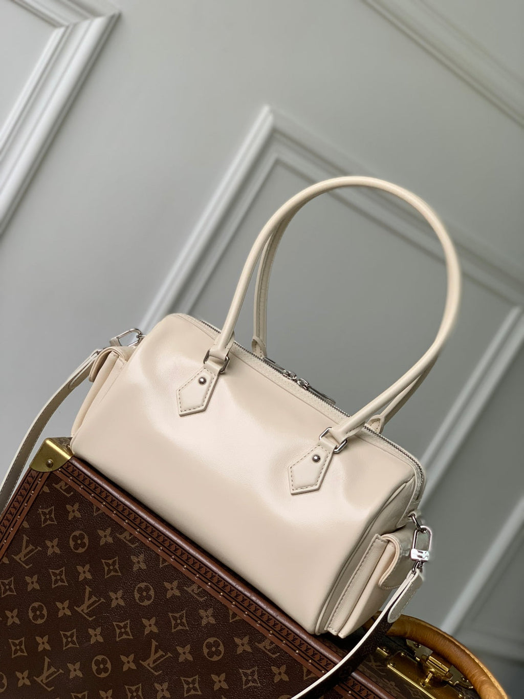 SPEEDY CARGO VIBE 28 IN VANILLE LAMBSKIN MONOGRAM LOGO TAG