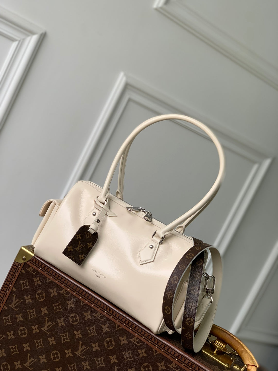 SPEEDY CARGO VIBE 28 IN VANILLE LAMBSKIN MONOGRAM LOGO TAG