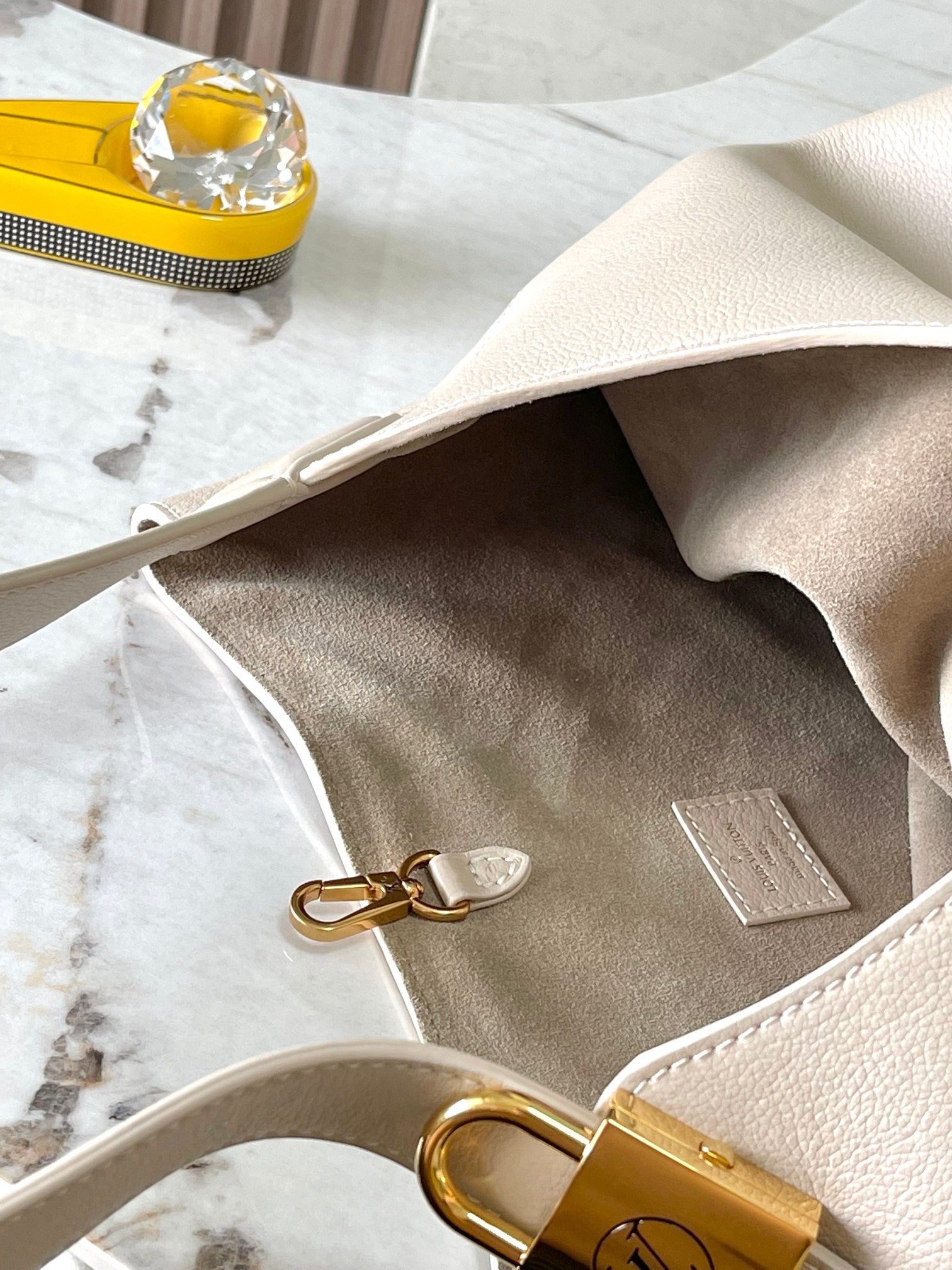 LOW KEY HOBO MM 35 IN IVORY BEIGE SMOOTH CALFSKIN