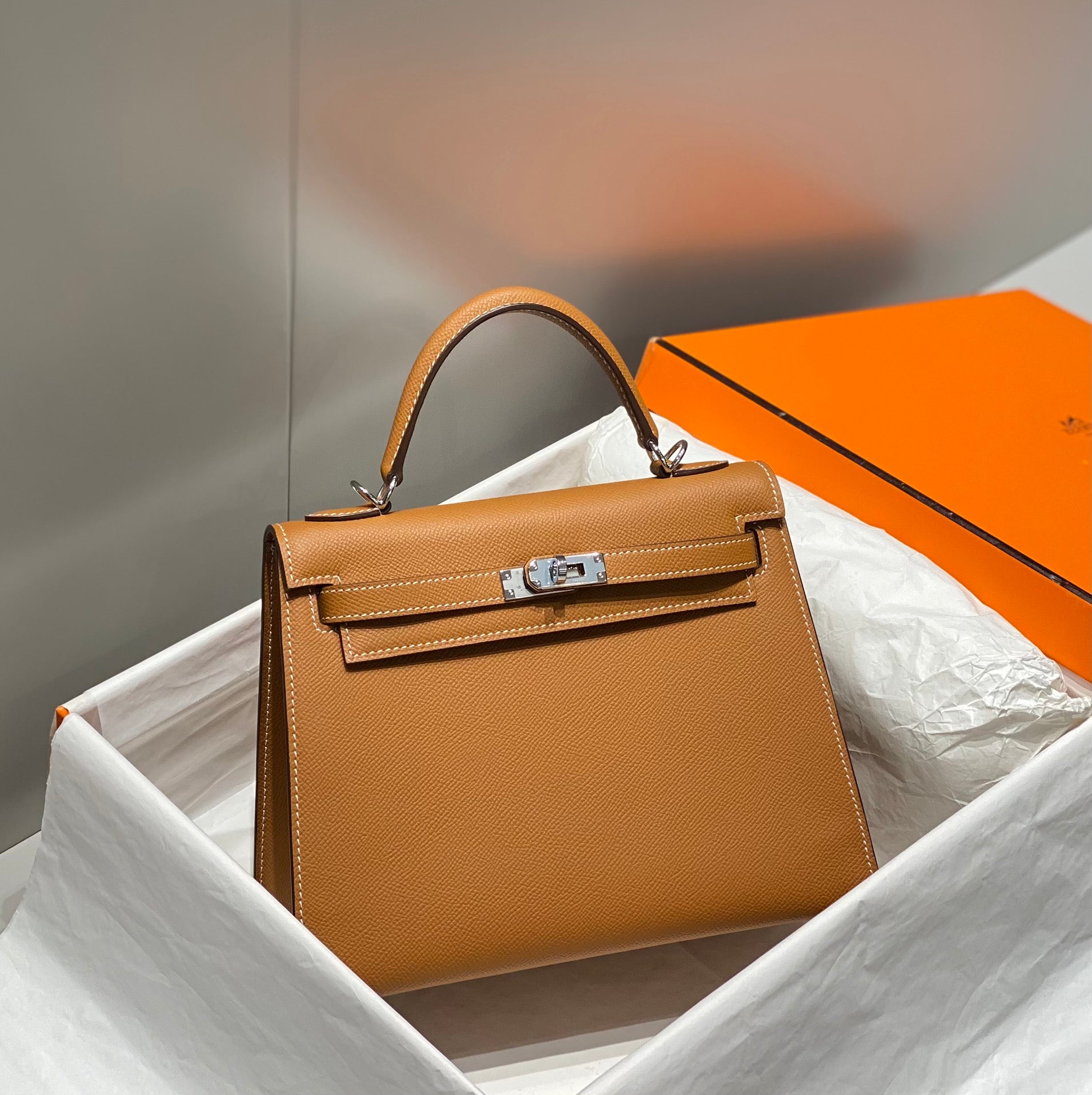 KELLY 25CM IN GOLD EPSOM CALFSKIN SILVER HARDWARE