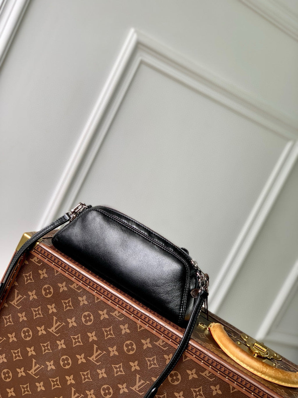 POCHETTE VIBE HANDBAG 25 IN BLACK LAMBSKIN BROWN COWHIDE AND COATED CANVAS TRIM