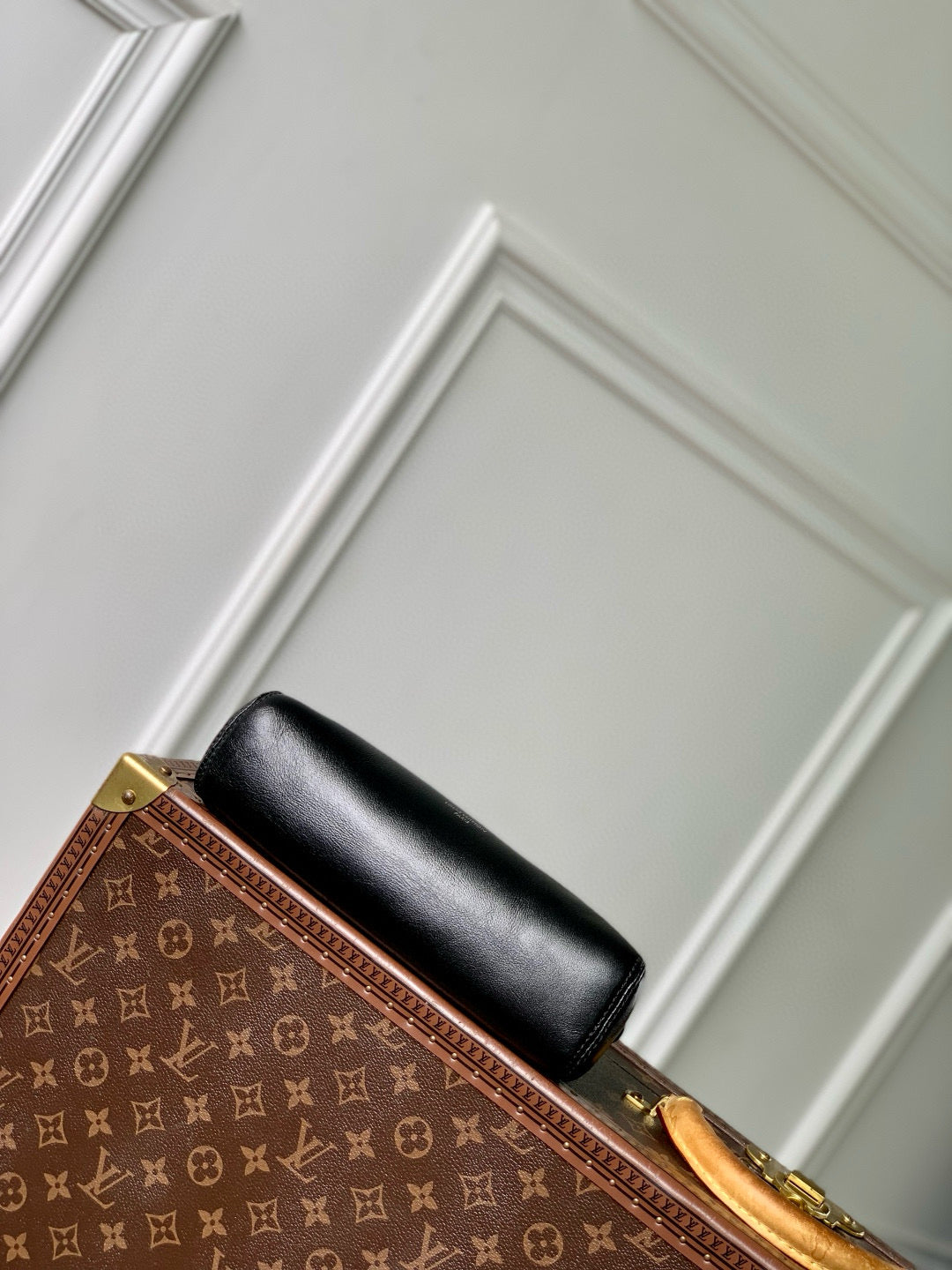 POCHETTE VIBE HANDBAG 25 IN BLACK LAMBSKIN BROWN COWHIDE AND COATED CANVAS TRIM