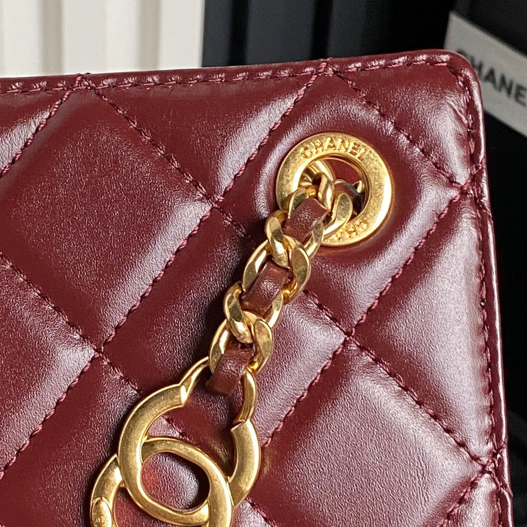 HANDBAG 21 IN GARNET RED DIAMOND PATTERN QUILTED SHINY LAMBSKIN GOLD HARDWARE