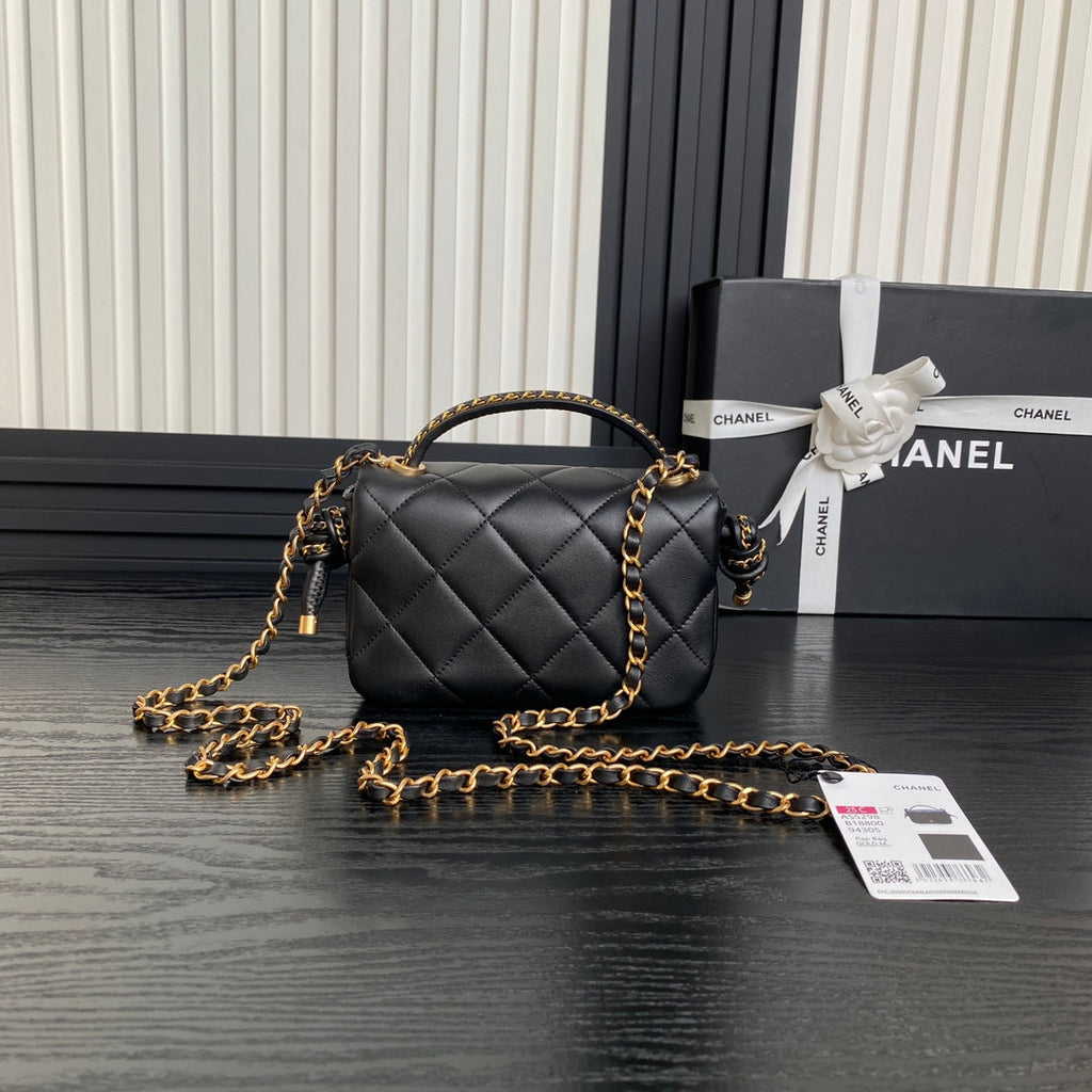 25C FLAP BAG 18 IN BLACK SMOOTH LAMBSKIN GOLD HARDWARE