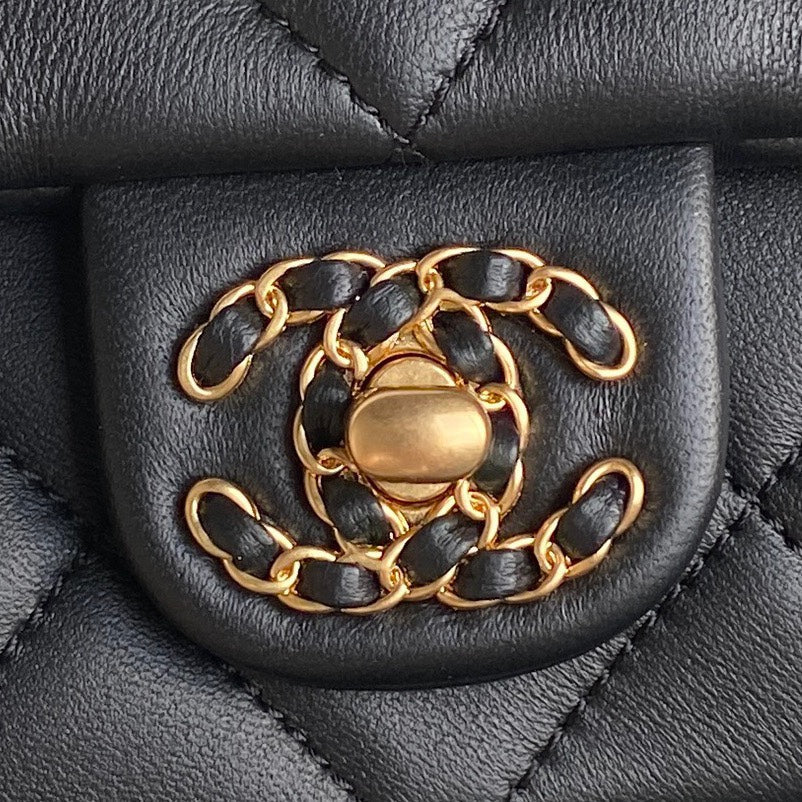 25C FLAP BAG 18 IN BLACK SMOOTH LAMBSKIN GOLD HARDWARE