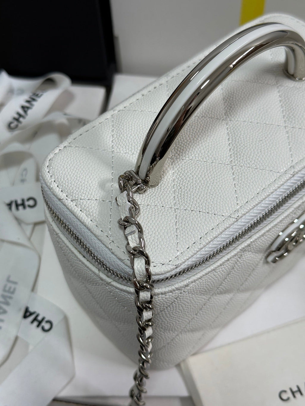 MINI VANITY TOP HANDLE CASE 17 IN WHITE CAVIAR SKIN SILVER-TONE PLATED METAL