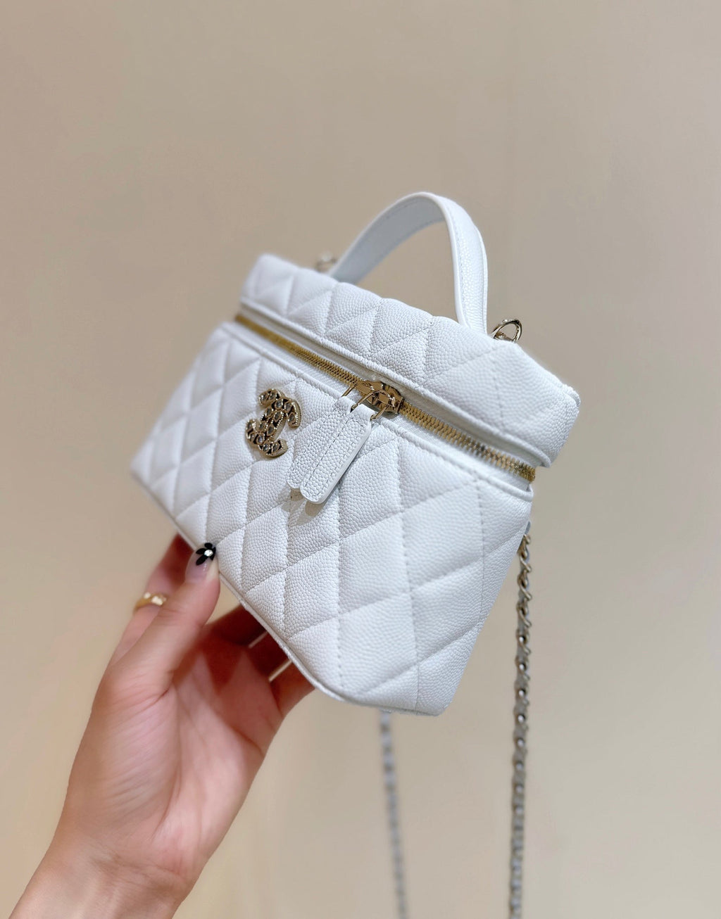 STRASS VANITY QUILTED CASE 19 IN WHITE CALFSKIN WITH GOLD METALLIC