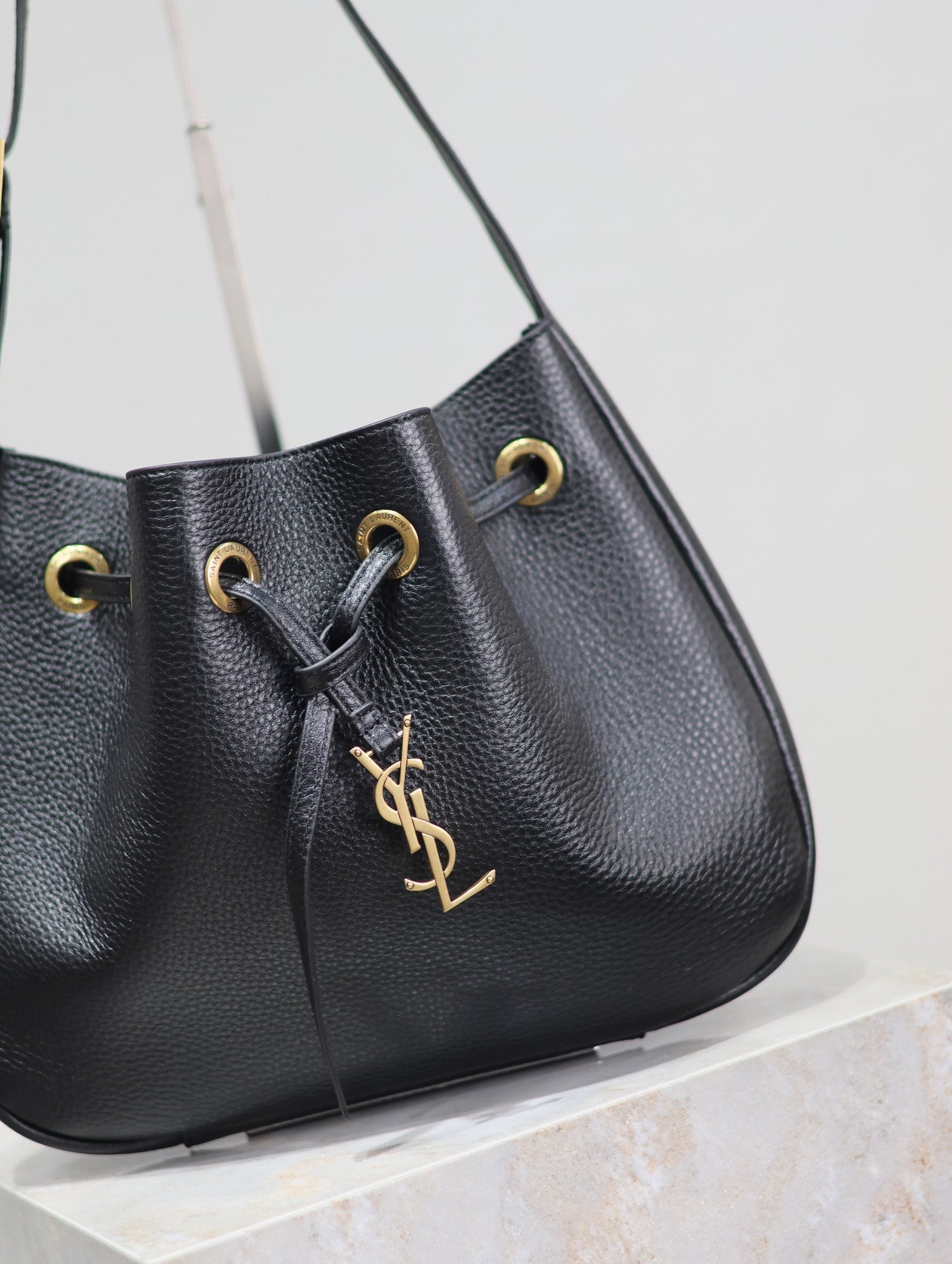 PARIS VII SMALL HOBO 30 IN BLACK GRAINED LEATHER GOLD HARDWARE